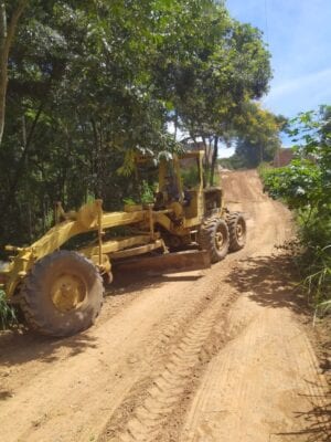 Pavimento da rua Januária, em João Monlevade, é regularizado