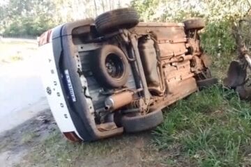 Caminhonete picape capota na estrada 105 em Itabira