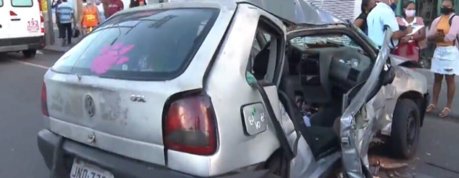 Batida entre carro e ônibus deixa duas pessoas feridas; veja o vídeo