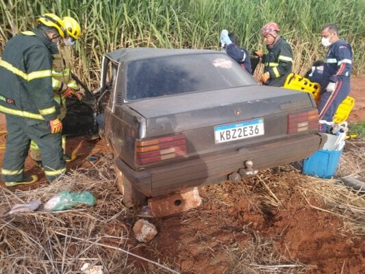 motorista-fica-preso-as-ferragens-em-acidente-na-mgc-154