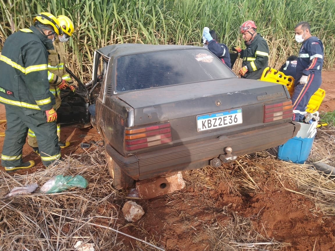Motorista fica preso às ferragens em acidente na MGC-154