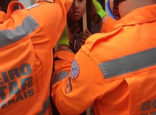 bombeiros-resgatam-crianca-com-a-cabeca-presa-em-grade-de-portao