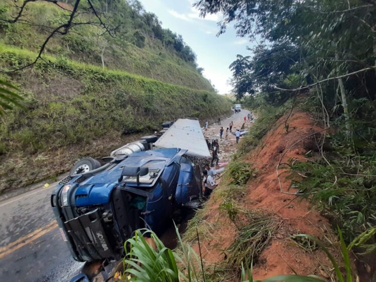 Carreta tomba, acerta carro e interdita estrada entre Itabira e Nova Era