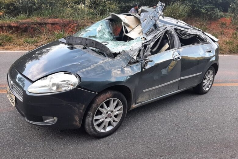 Carreta tomba, acerta carro e interdita estrada entre Itabira e Nova Era