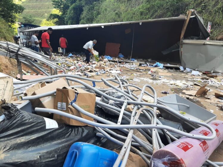 Carreta tomba, acerta carro e interdita estrada entre Itabira e Nova Era