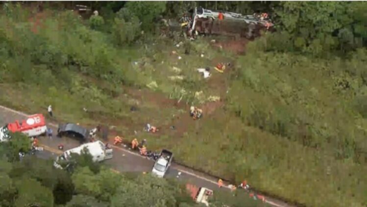 Ônibus com 28 pessoas cai em ribanceira no distrito de Ouro Preto