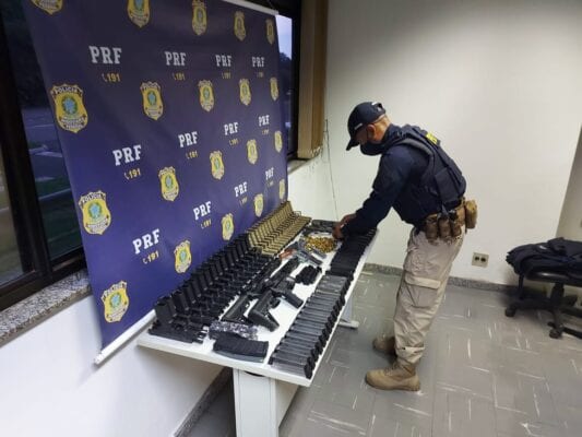 prf-apreende-pistolas-revolveres-e-fuzis-em-minas-gerais