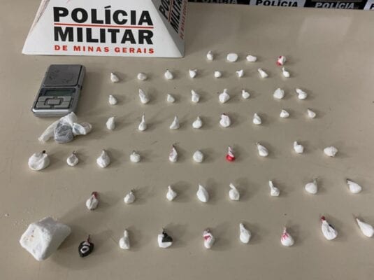 Polícia Militar apreende drogas, mas suspeito foge em Monlevade