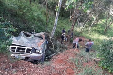 Caminhonete capota em ribanceira na estrada do “Forninho”