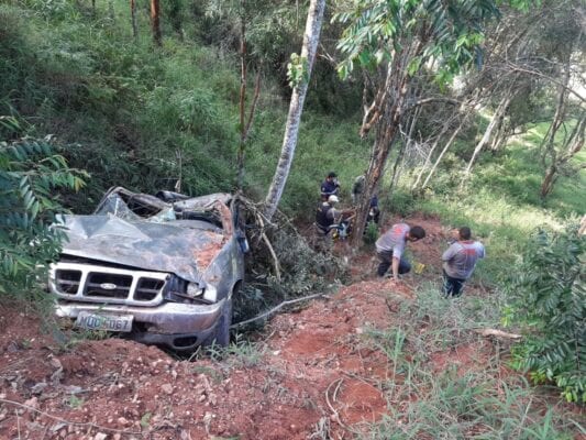 caminhonete-capota-em-ribanceira-na-estrada-do-forninho