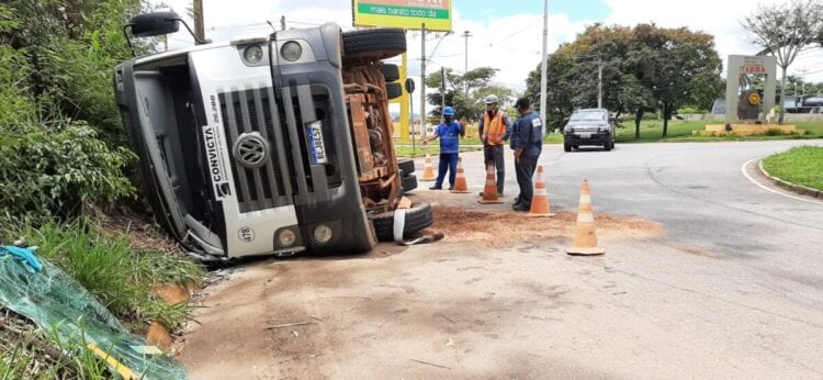 caminhao-carregado-com-concreto-tomba-em-rotatoria-no-areao