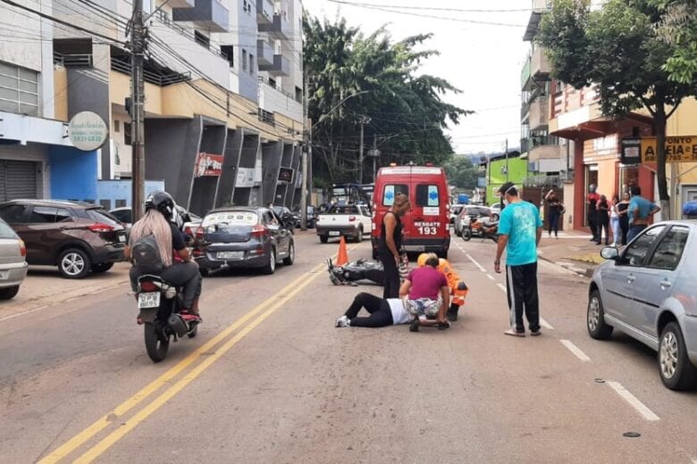 Colisão entre carro e moto deixa mulher ferida em Itabira