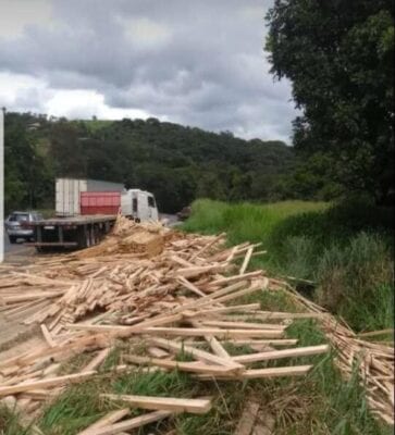 Derramamento de carga deixa trânsito lento na BR-381 em São Gonçalo