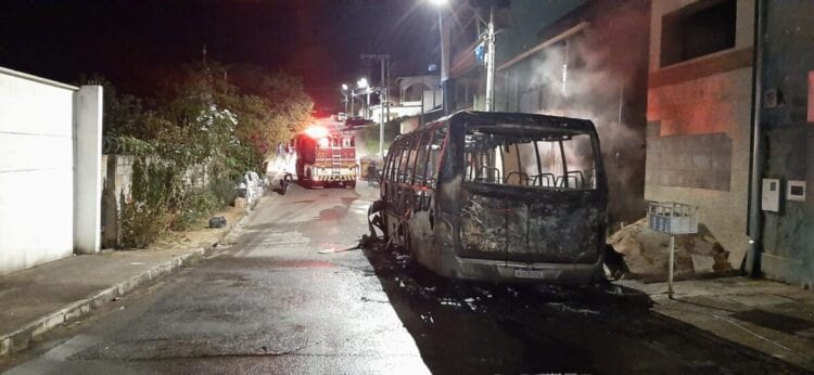 micro-onibus-fica-destruido-apos-incendio-no-valenca