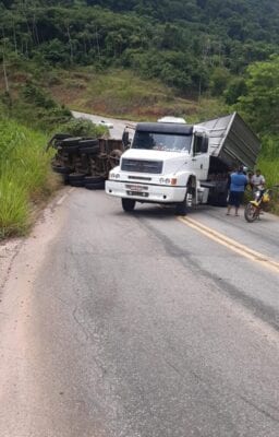 Acidente com carreta interdita estrada do “Forninho”