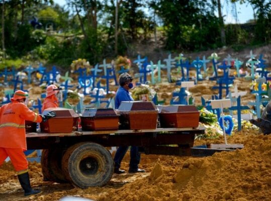 Desesperador: Brasil chega aos 300 mil mortos por coronavírus