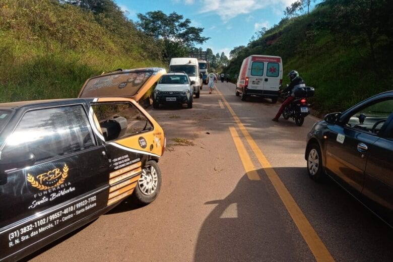 Carro de funerária capota na MG-129 em Catas Altas