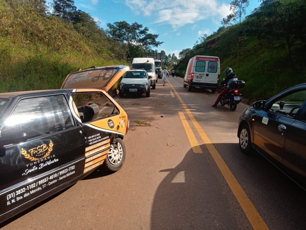 Carro de funerária capota na MG-129 em Catas Altas