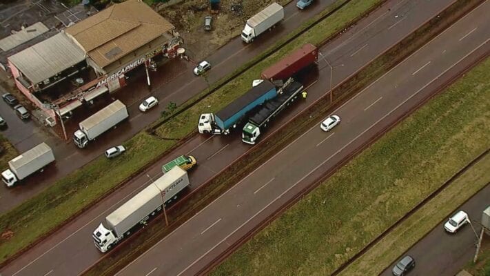 BR-381: acidente entre três carretas e um carro deixa um morto