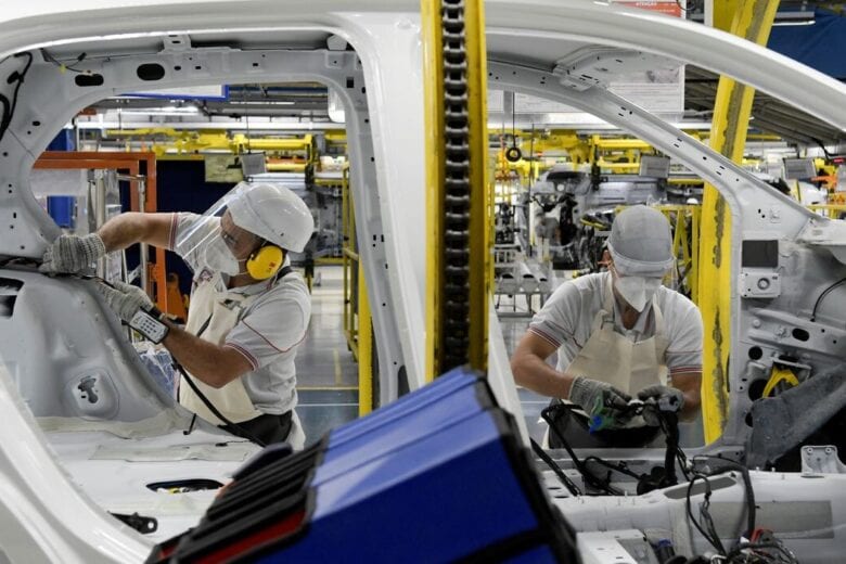Volkswagen e Mercedes-Benz paralisam fábricas no Brasil