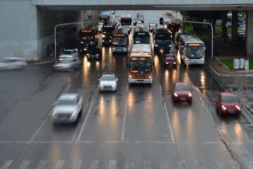 Moradora de Belo Horizonte é multada por dirigir carro sem capacete