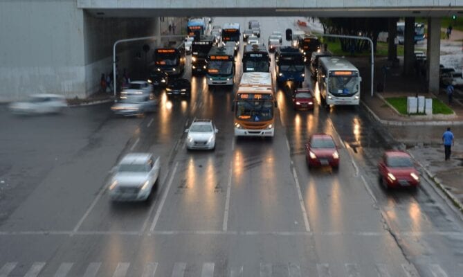 Moradora de Belo Horizonte é multada por dirigir carro sem capacete