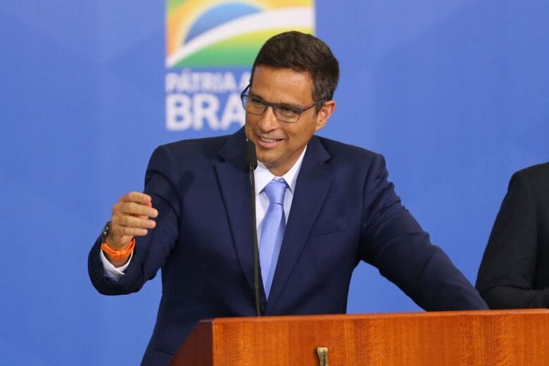 Pagamento por WhatsApp será aprovado em breve, diz Campos Neto