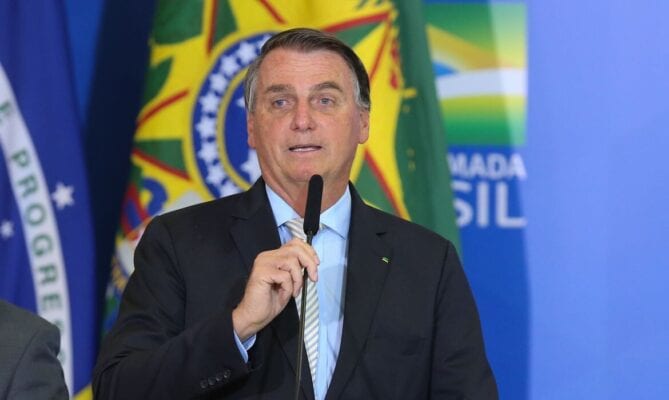 Médicos descartam cirurgia, mas Bolsonaro segue sem previsão de alta