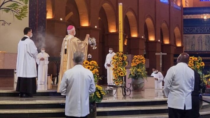 STF autoriza e Basílica de Aparecida realiza missa de Páscoa com 150 fiéis