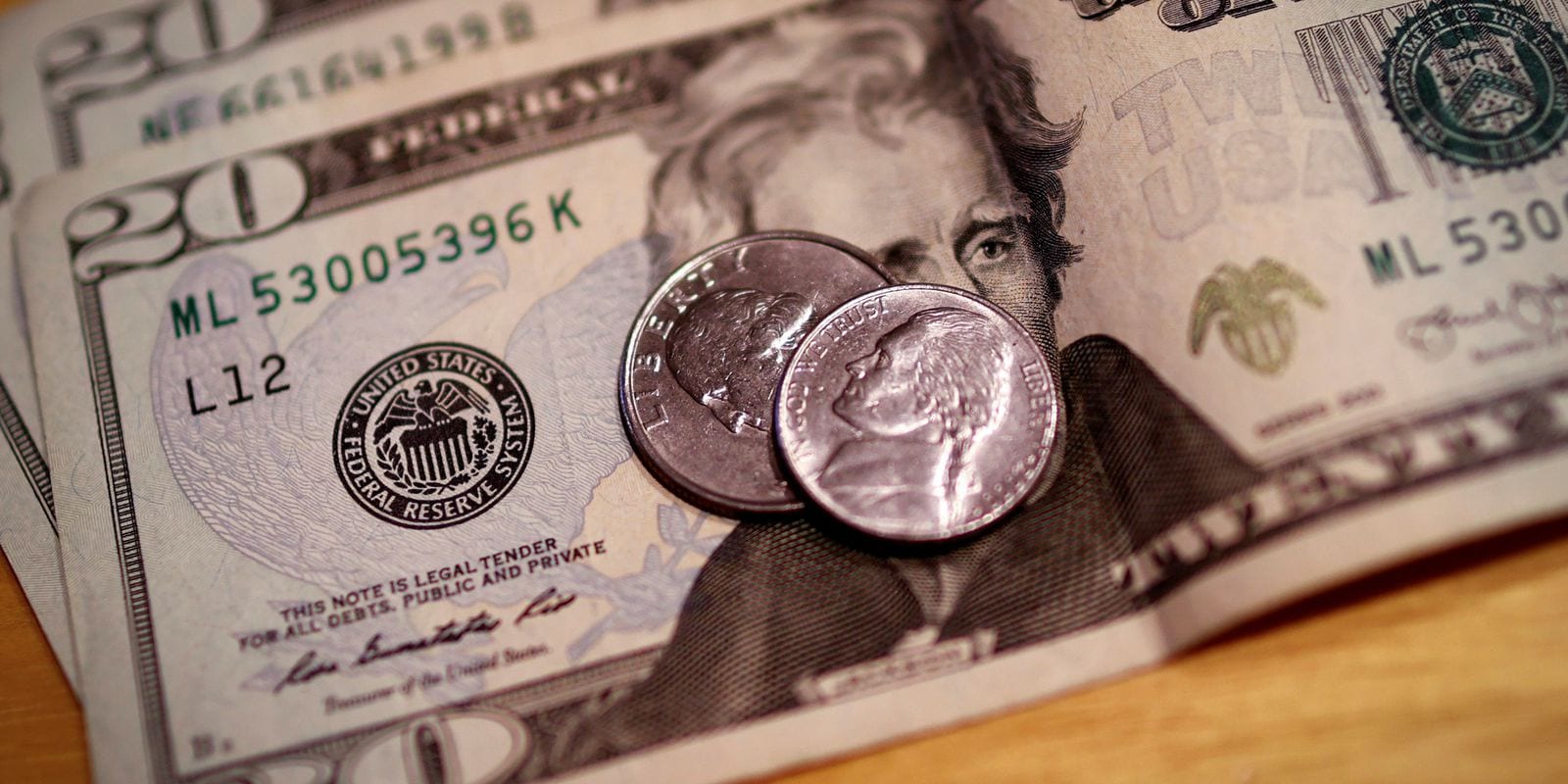Mercado externo influencia dólar, que fecha o dia estável