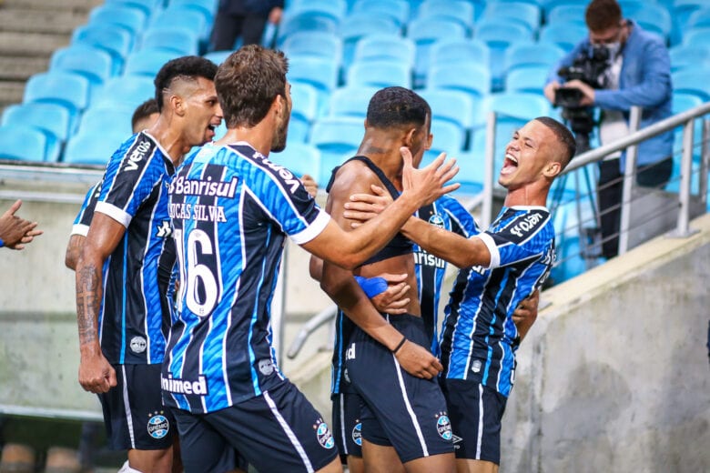 Grêmio vence Inter no fim, assume ponta e mantém invencibilidade na Arena