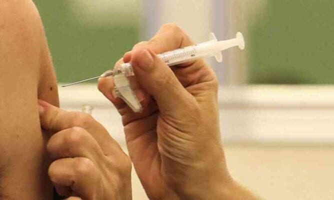 Covid: Vacinação de pessoas com 18 anos ou mais prossegue hoje em Monlevade