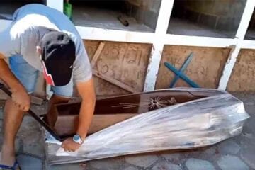 Vereador abre caixão para provar que homem não morreu de Covid-19. Assista!