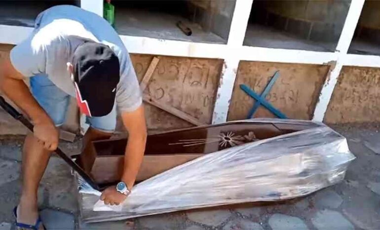 Vereador abre caixão para provar que homem não morreu de Covid-19. Assista!