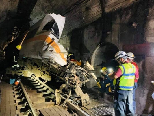 Taiwan: trem sai dos trilhos e deixa pelo menos 48 mortos; veja vídeo