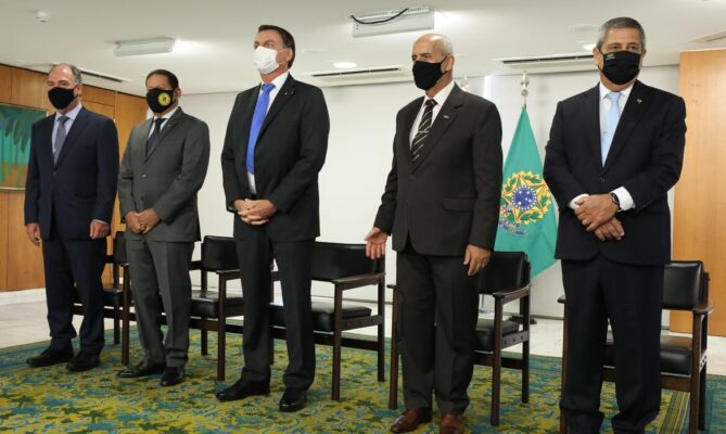 Em cerimônia fechada, Bolsonaro oficializa seis novos ministros