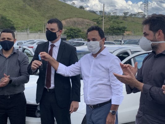 Marco Antônio entrega dois carros à Polícia Civil e afirma que dará pronta resposta à carência da corporação