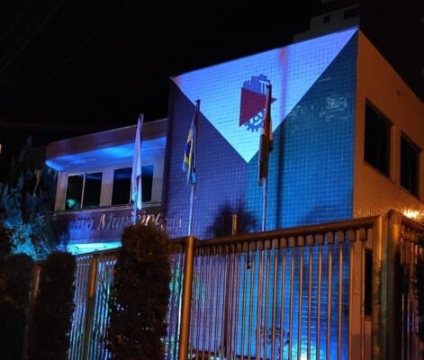 Prédio da Câmara de Monlevade recebe iluminação azul