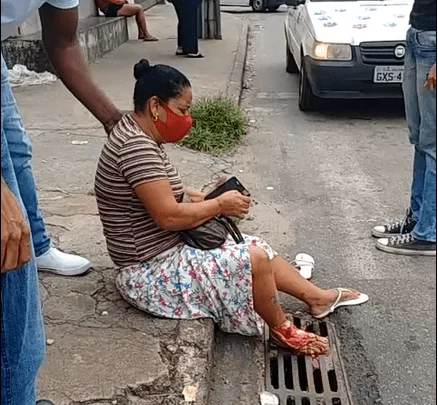 Senhora tem o pé esmagado por ônibus em Monlevade