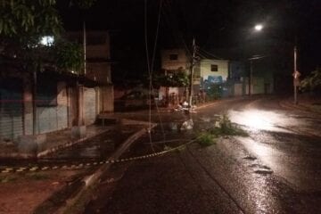 Motorista abandona carro após bater em poste na avenida Central