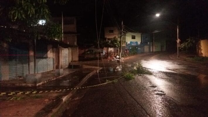 motorista-abandona-carro-apos-bater-em-poste-na-avenida-central