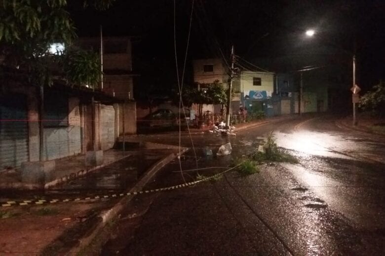 Motorista abandona carro após bater em poste na avenida Central