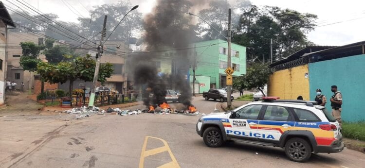 Protesto: moradores queimam sacos de lixo e fecham avenida, em Itabira