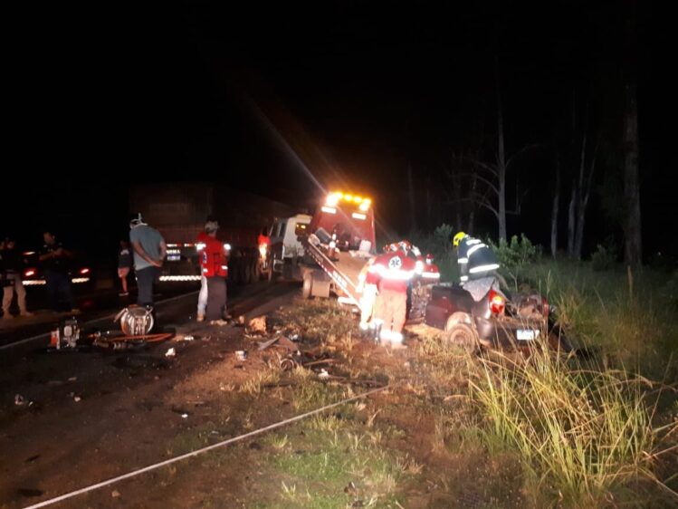 Carro bate em duas carretas e passageiro morre na BR-262