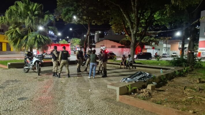 homem-morre-na-praca-acrisio-em-itabira