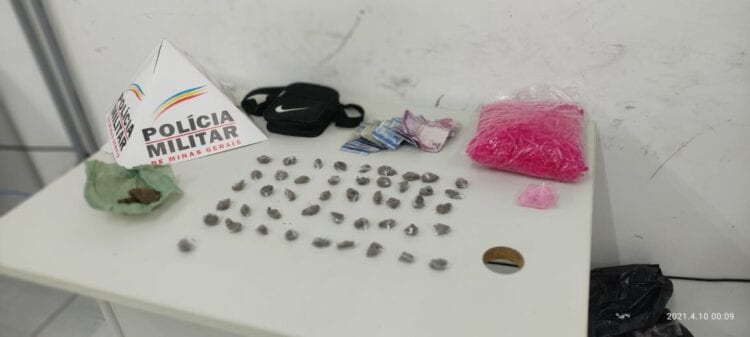 policia-militar-apreende-quase-50-buchas-de-maconha-em-itabira