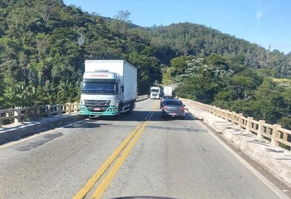 Caminhão com problemas mecânicos interdita trânsito na Ponte Torta, na BR-381