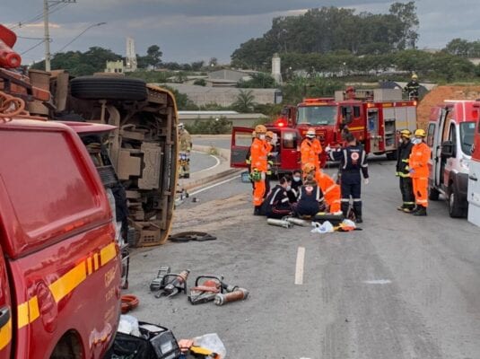 motorista-e-socorrido-em-estado-grave-apos-tombar-carreta-dos-correios