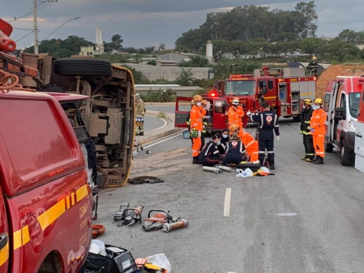 Motorista é socorrido em estado grave após tombar carreta dos Correios