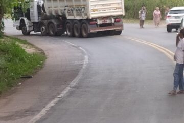 Mulher é atropelada por carreta e rodovia fica fechada para o resgate